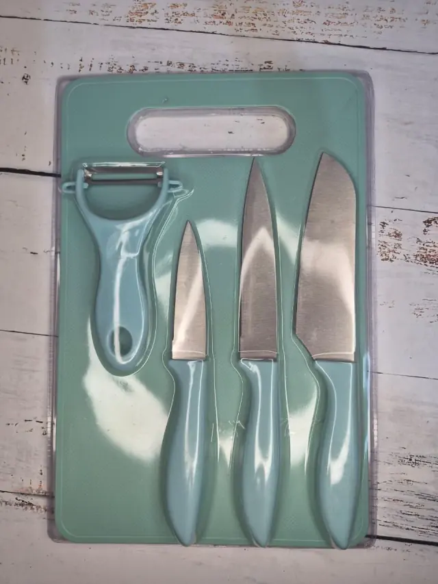 Set de cuchillos con tabla y pelador