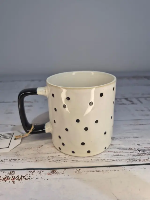 Taza de cerámica con diseño minimalista